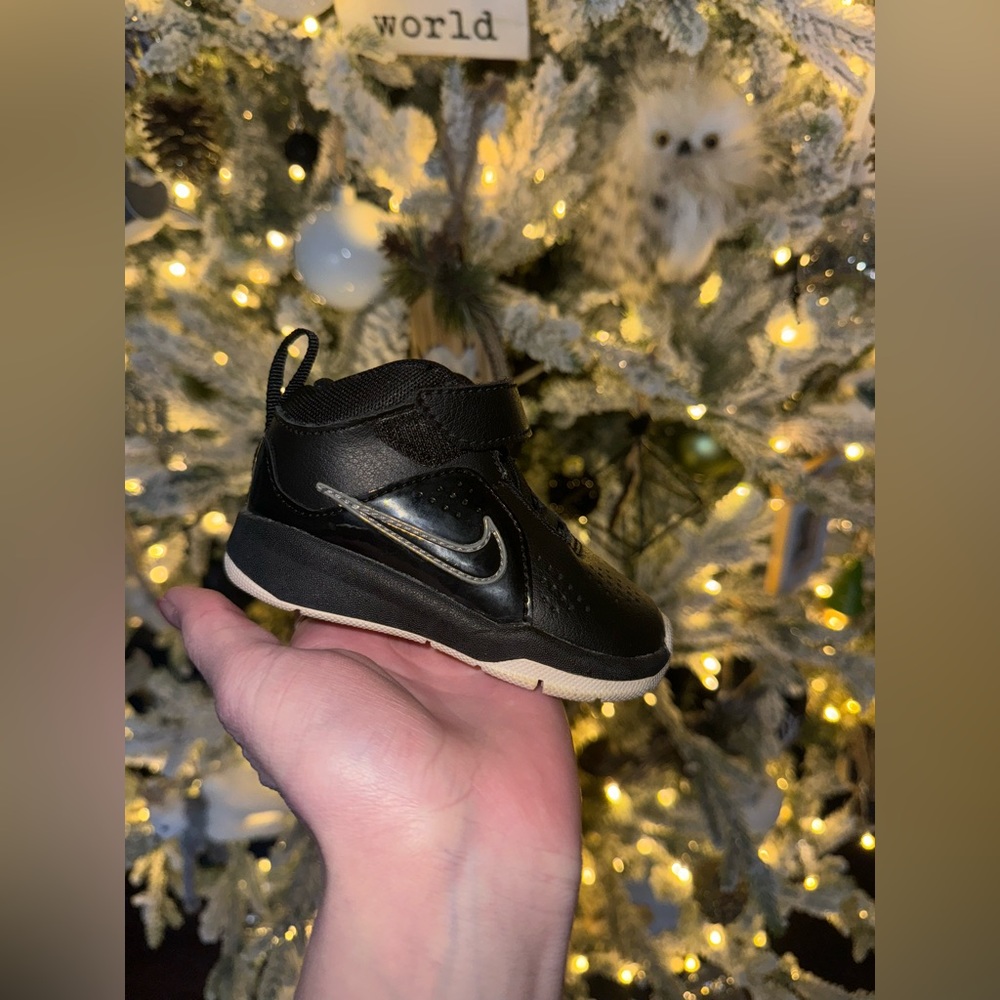 Nike Boys Team Hustle 599189-001 Black Walking Shoes Mid Top Size 4C